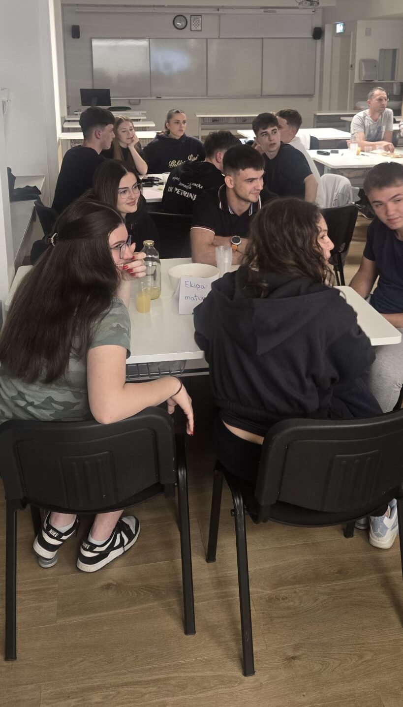 USPJEŠNO ODRŽAN PRVI ŠKOLSKI PUB KVIZ!