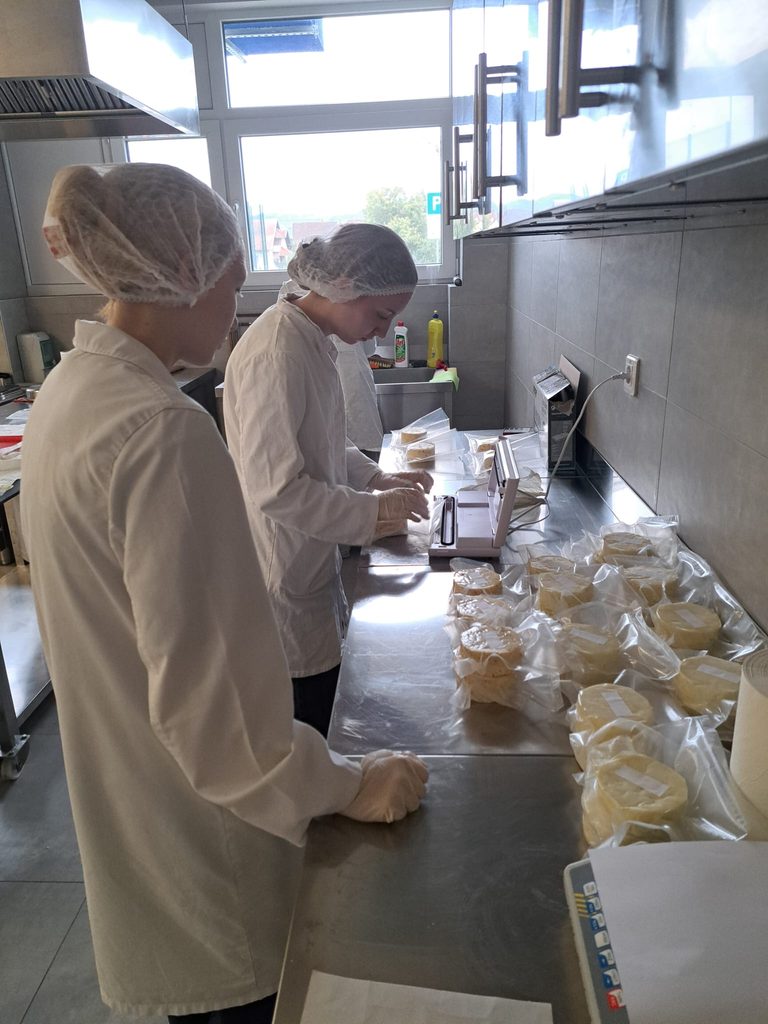 PROIZVODNJA MEKANOG KRAVLJEG SIRA U MLJEKARSKOM PRAKTIKUMU 🥛 img 20261009 wa0013