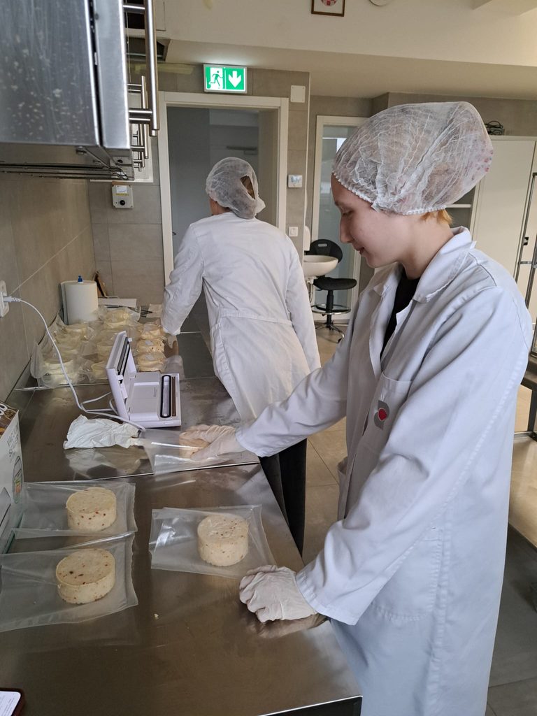 PROIZVODNJA MEKANOG KRAVLJEG SIRA U MLJEKARSKOM PRAKTIKUMU 🥛 img 20261009 wa0015